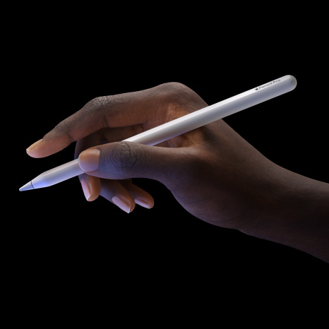 Apple Pencil Pro, parte lateral, elegante diseño con sensor táctil cerca de la punta, un color morado se refleja desde la pantalla del iPad Pro, una mano sostiene un Apple Pencil Pro desde uno de los lados con el dedo índice extendido y muestra cómo usar la funcionalidad para tocar dos veces