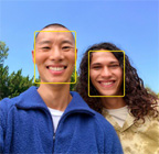 نمط 'في الوسط' للصور قيد الاستخدام ويُبرز وجوه ثلاثة أشخاص