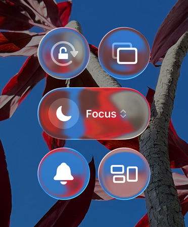 En fargerik Hjem-skjerm vises på iPhone, med gjennomskinnelige Liquid Glass-apper og -widgeter.