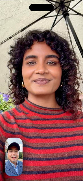 جهاز iPhone Air، الجزء الأمامي الخارجي، ميزة نمط "في الوسط" لمكالمات الفيديو قيد الاستخدام مع شخصين في مكالمة على فيس&nbsp;تايم