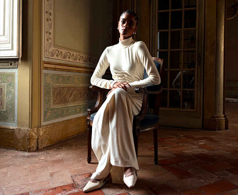 صورة لشخص تم التقاطها بنمط الليل في الكاميرا