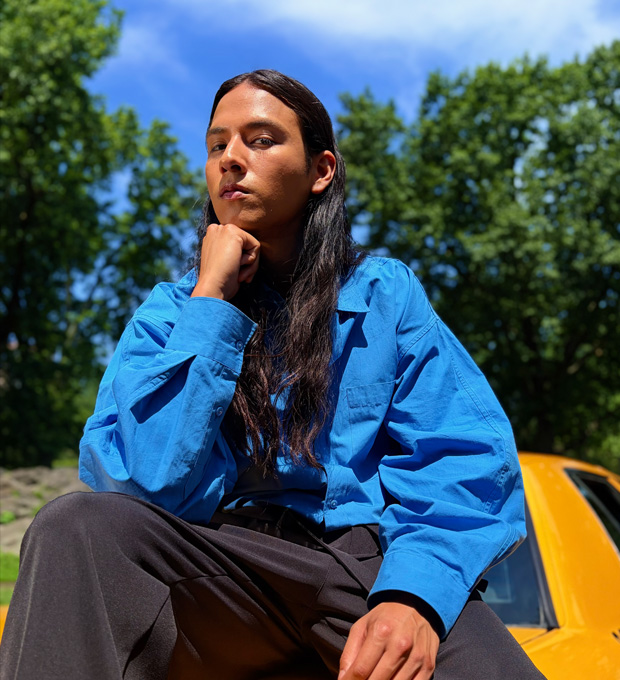 صورة لشخص تم التقاطها بميزة نمط البورتريه من الجيل الجديد في الكاميرا