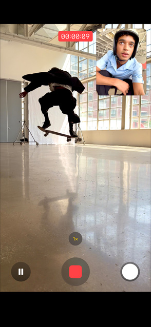 Parte da frente do iPhone Air mostrando o recurso Captura Dupla de vídeo em uso, com uma pessoa gravando a si mesma com a câmera frontal enquanto grava com a câmera traseira