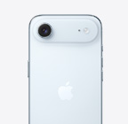 Parte de trás do iPhone Air na cor azul-céu, mostrando o sistema de câmera Fusion principal no platô na parte superior.