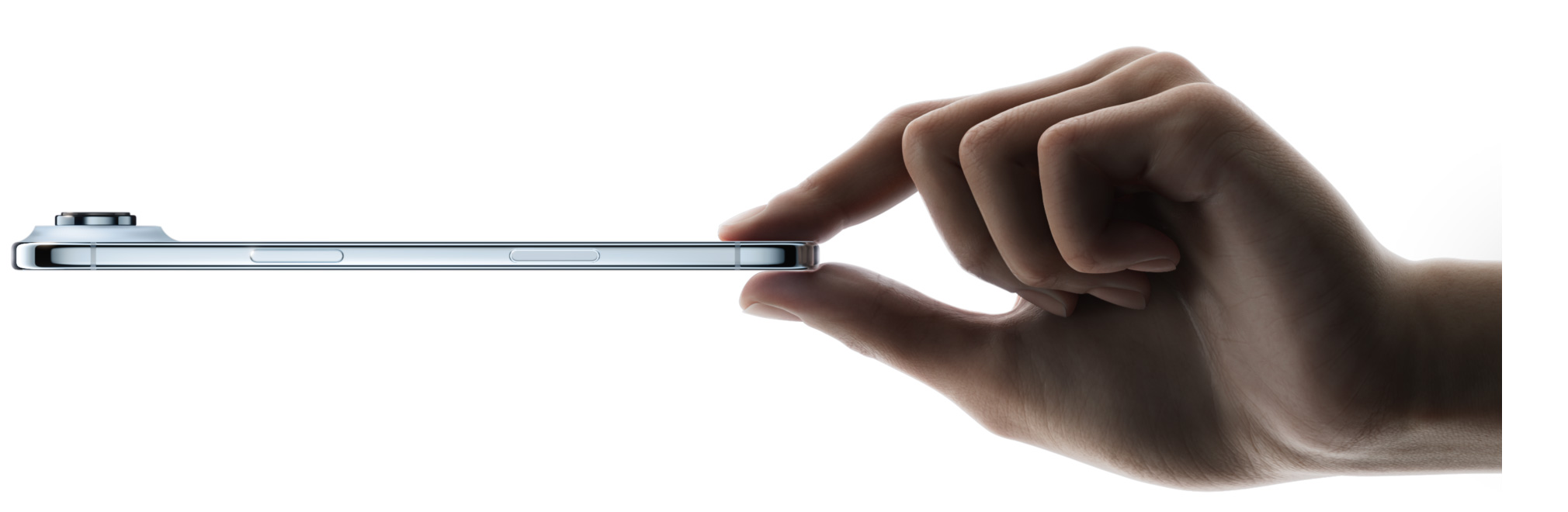 Imagem lateral do iPhone Air na cor azul-céu, com os dedos polegar e indicador de uma mão segurando o aparelho, mostrando o design fino, o sistema de câmera Fusion, o botão lateral e o Controle da Câmera