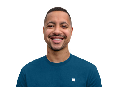 أحد مختصي Apple يبتسم وتبدو ملامحه ودودة