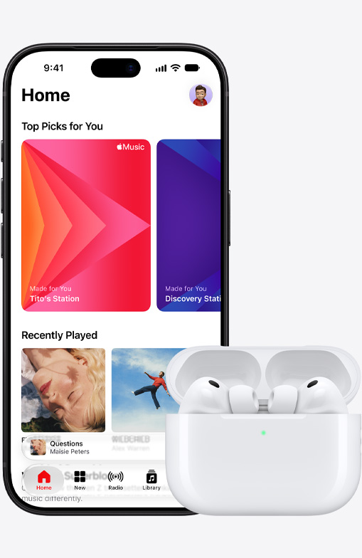 iPhone 18 Pro 機身正面，螢幕顯示 Apple Music 主畫面，旁邊是 AirPods Pro 3，置於打開的 MagSafe 充電盒中