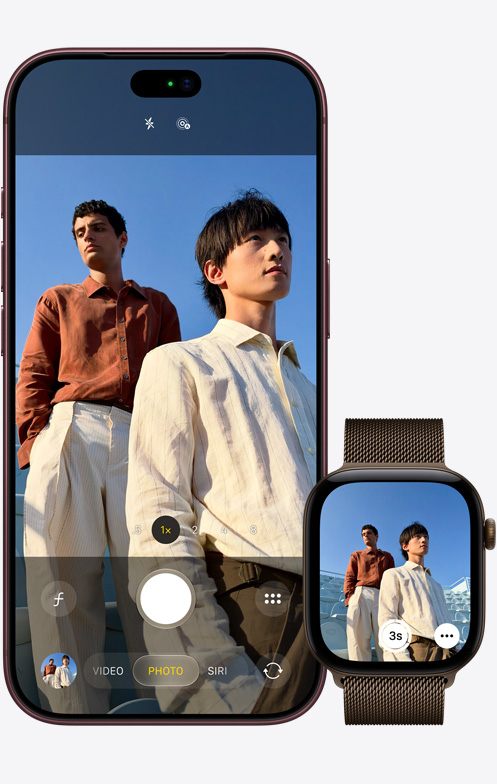 iPhone 18 Pro 機身正面，展示正使用相機拍攝兩位男士，背景是蔚藍的天空；旁邊是 Apple Watch Ultra 3 開啟了相機遙控器 app