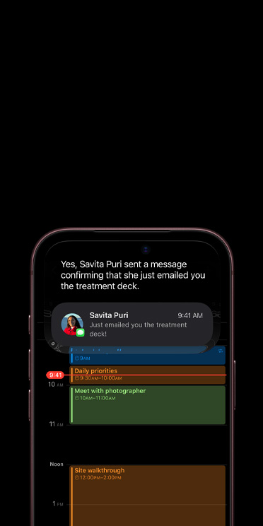 布根地紅色 iPhone 18 Pro 機身部分正面，顯示器螢幕展示使用 Apple Intelligence 與 Siri AI 的對話，iMessage 下方顯示日曆 app 上的簡報處理事項