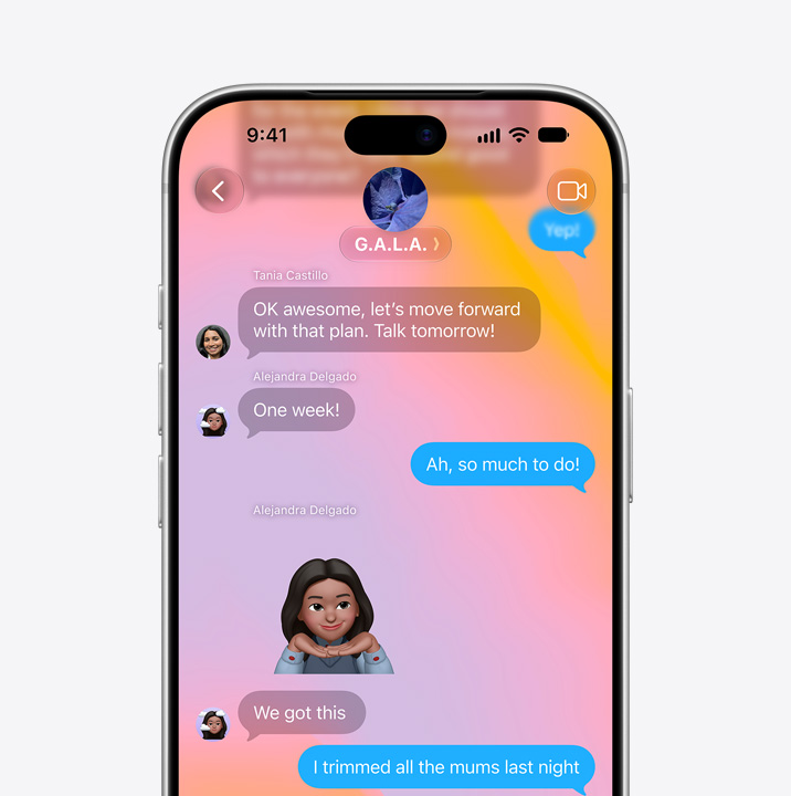 iPhone 螢幕打開訊息 app。螢幕顯示兩個人之間的文字對話，當中包括一個 Memoji。