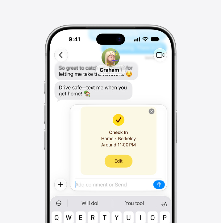 iPhone 18 Pro 機身正面，已開啟訊息 app，透過報平安功能通知收件人，指發送者已到達家中