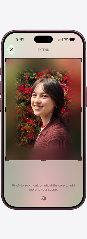 iPhone 18 Pro 機身正面，展示使用空間重新構圖功能重新構圖一張單人特寫相片，相中人身後有紅玫瑰。