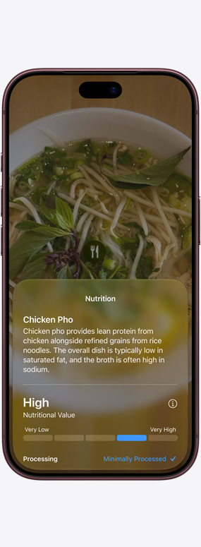iPhone 18 Pro 機身正面，展示使用相機 app 的 Siri 模式，為一碗雞肉粉提供營養資料。