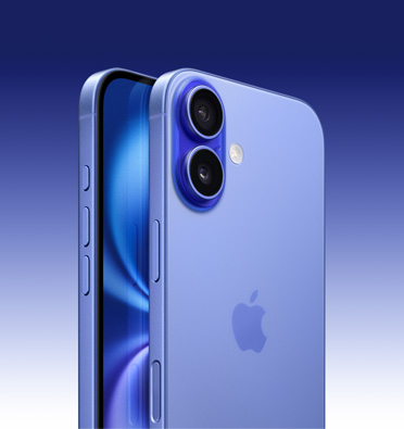 Schräge Seitenansicht des iPhone 16 in Ultramarin mit einem Teil des Displays, Actiontaste, Lautstärketasten und Seitentaste. Die Rückansicht zeigt das fortschrittliche Zwei-Kamera-System oben links.