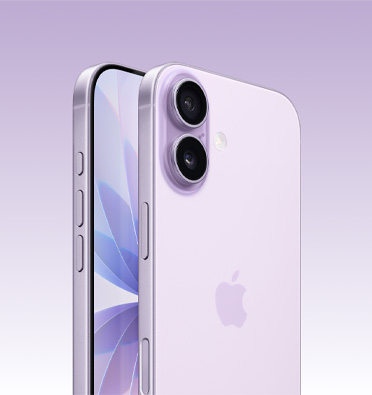 Schräge Seitenansicht des iPhone 17 in Lavendel mit einem Teil des Displays, Actiontaste, Lautstärketasten und Seitentaste. Rückseite mit Dual Fusion Kamera-System oben links.