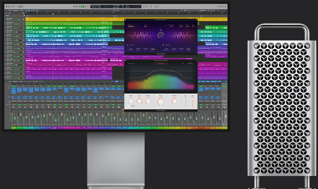 Se muestra un gran proyecto multipista de Logic Pro en un monitor junto a un Mac Pro.