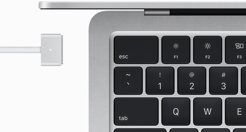 Stříbrný MacBook Air a barevně sladěný MagSafe kabel