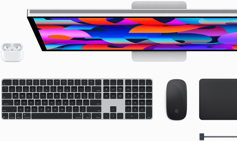 Doplňky k Macu: AirPody, Studio Display, Magic Keyboard, Magic Trackpad, MagSafe nabíjecí kabel v temně inkoustové