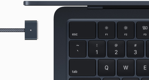 MacBook Air in de kleur middernacht met MagSafe-kabel in dezelfde kleur