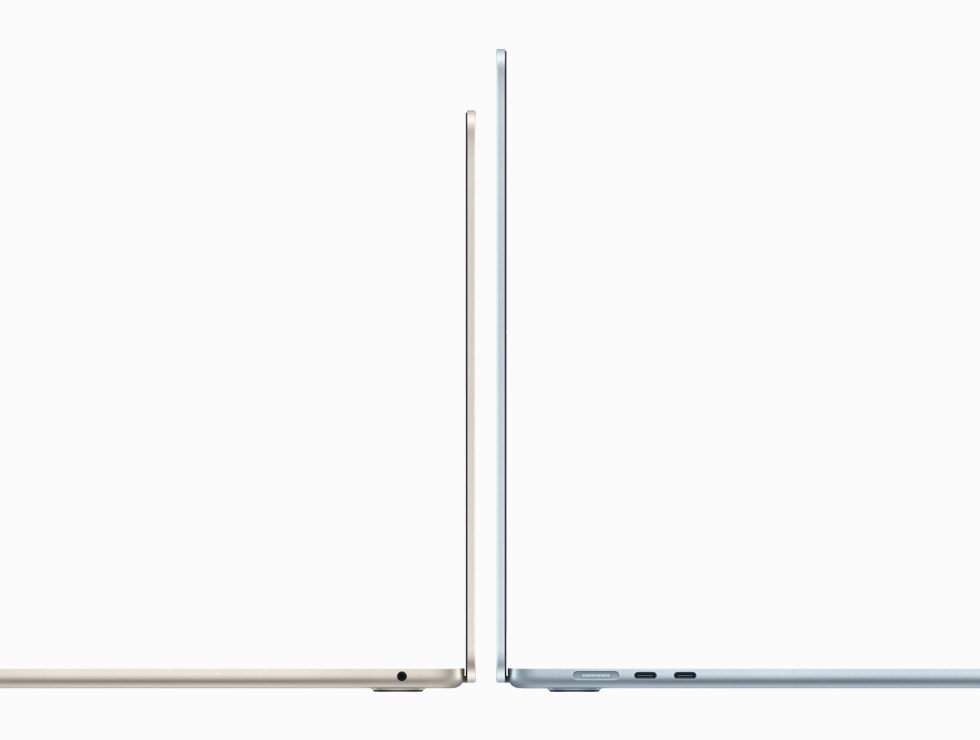 Een 13‑inch en een 15‑inch MacBook Air die met de ruggen tegen elkaar staan, waardoor het verschil in grootte goed zichtbaar is
