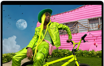 MacBook Air met op het scherm een afbeelding van iemand met kleurrijke kleding aan om het kleurbereik en de resolutie van het Liquid Retina-display te laten zien