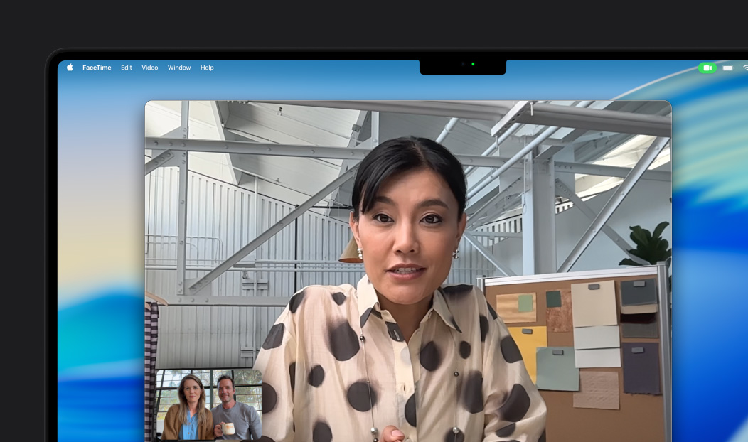 Ein Videoanruf auf dem MacBook Pro, eine Frau führt ein Telefongespräch mit zwei Personen, die Automatische Ausrichtung sorgt dafür, dass sie in der Mitte des Bildes bleibt