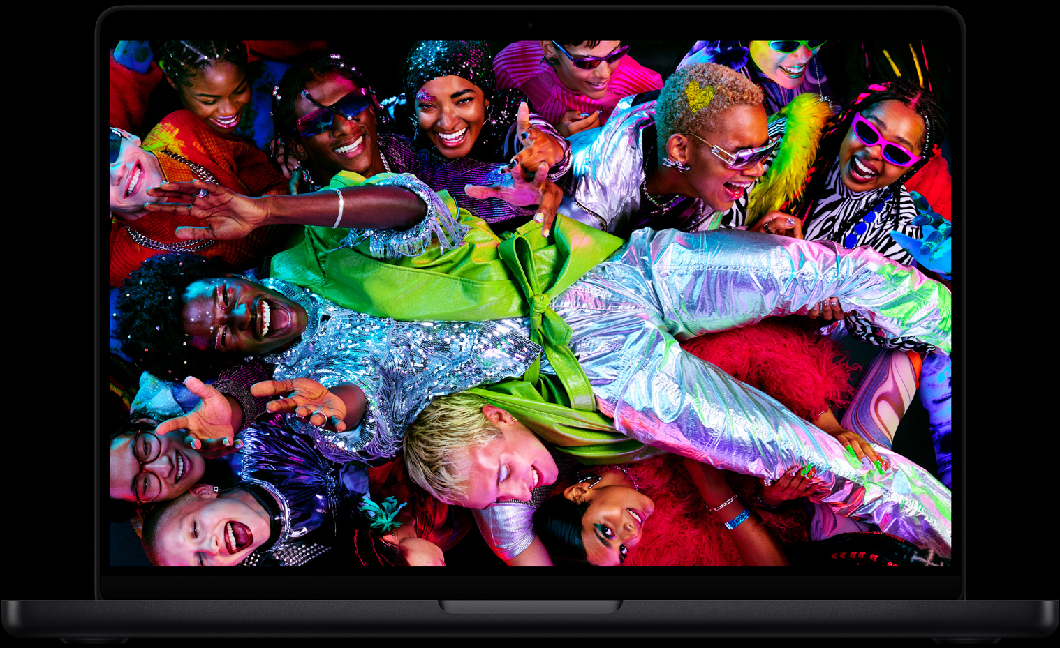 Ein MacBook Pro Bildschirm zeigt eine Person in einem reflektierenden Outfit, die bei einer Party crowdsurft, um die Qualität des brillanten Liquid Retina XDR Display zu demonstrieren