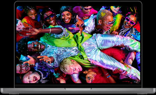 MacBook Pro, color plata, abierta, la pantalla muestra la imagen de una persona vestida de color plata que se lanza sobre una multitud