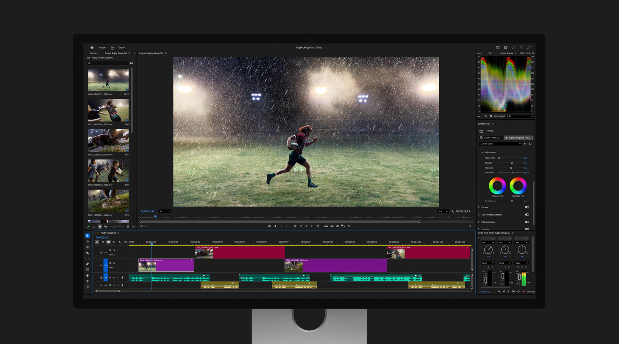 Egy Adobe Premiere Pro-fájlban egy rögbijátékos fut keresztül a pályán az esőben
