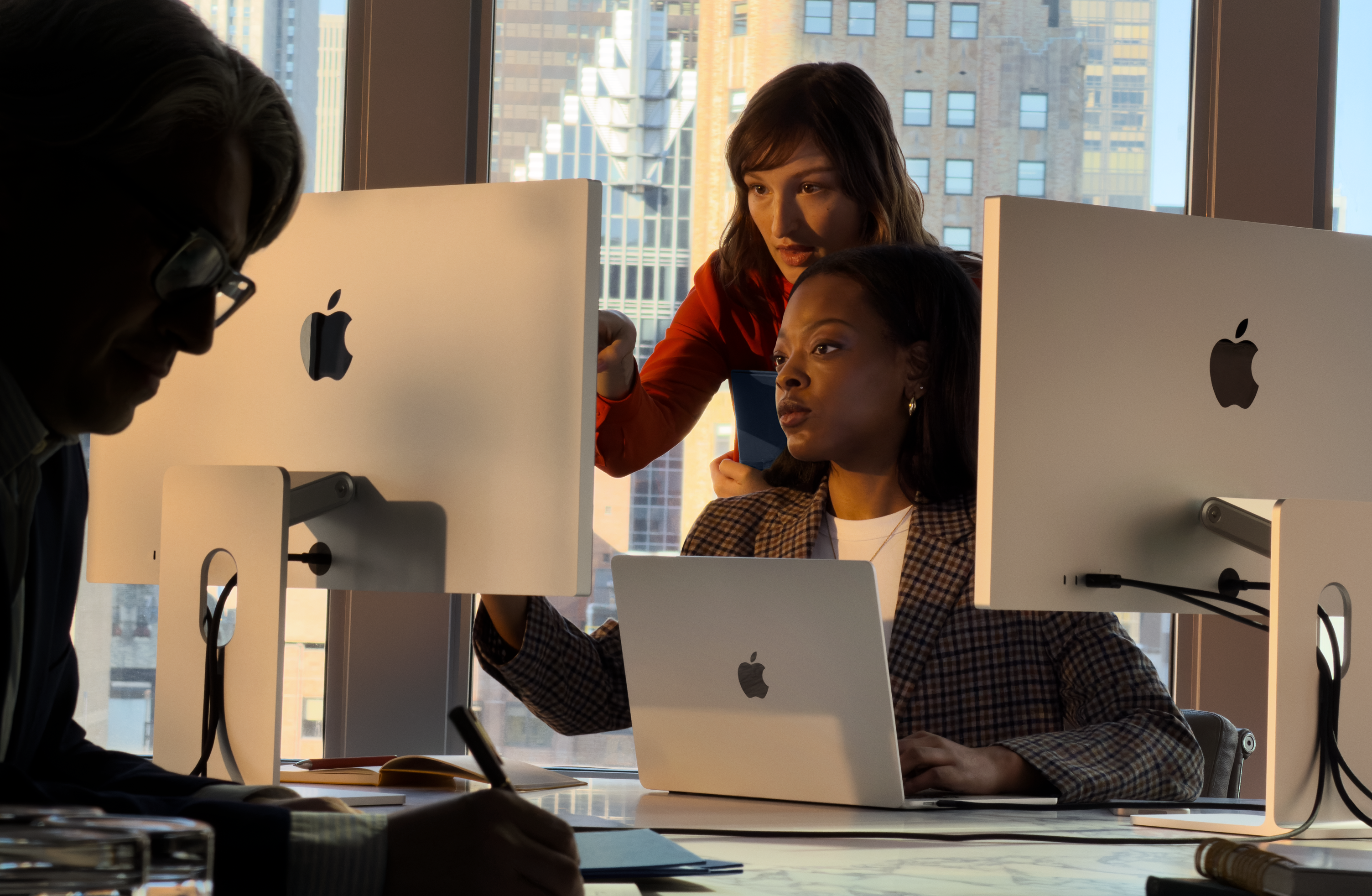 Pessoas usando o Mac no trabalho